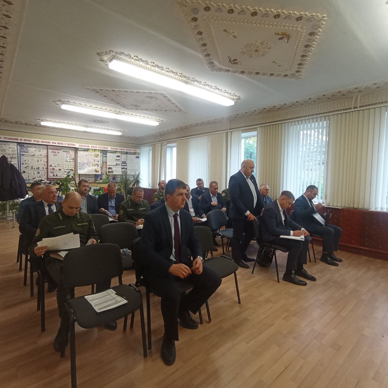 ПРЯМО СЕЙЧАС в актовом зале Полоцкого лесхоза генеральный директор Витебского ГПЛХО Юрий Липский проводит совещание с директорами и главными инженерами лесхозов области.