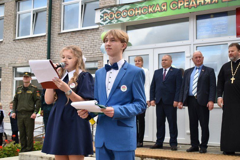 Сегодня первые звонки прозвучали по всей стране.