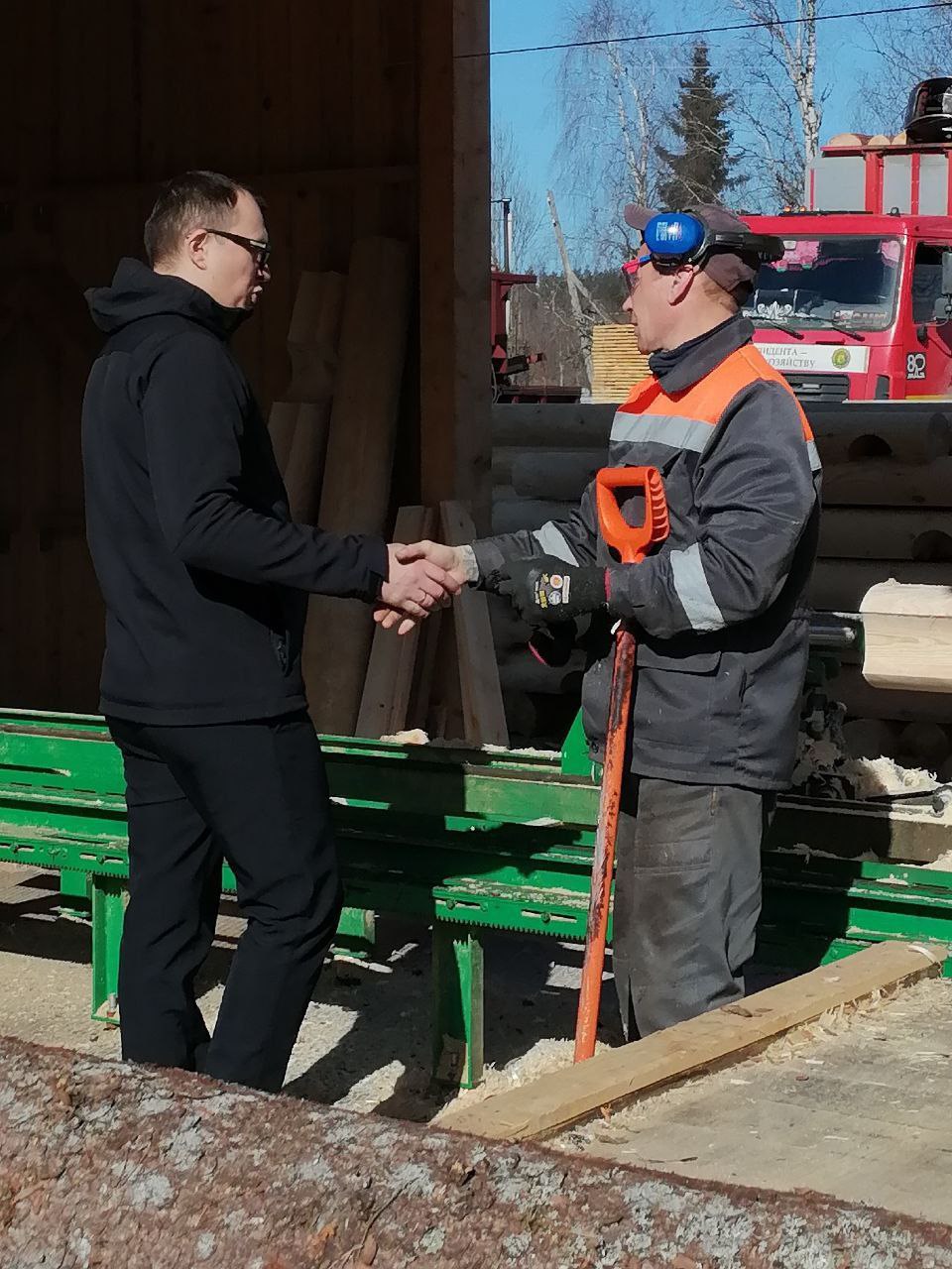 Сегодня Суражский лесхоз с рабочей поездкой посещает начальник управления производства и реализации продукции Минлесхоза Андрей Мацкевич.