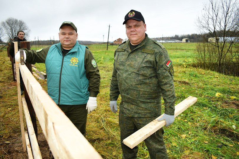 Когда субботнее утро начинается не с кофе. Сегодня в Россонском районе проходит субботник. Собрали для вас подборку, где люди наводят порядок. 