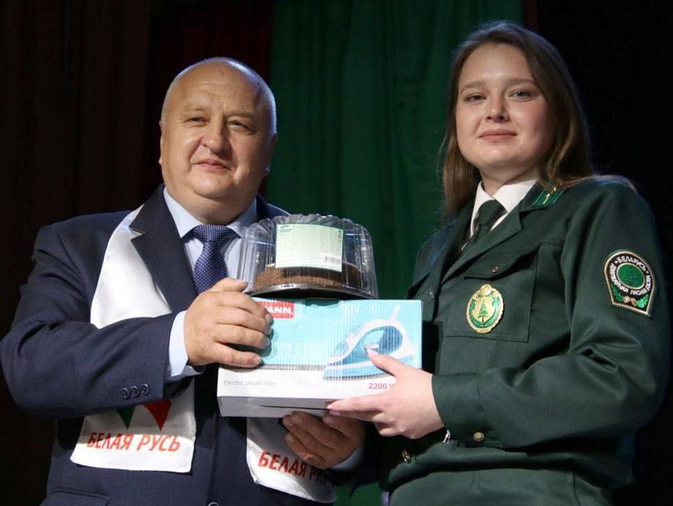 Представительница Дисненского лесхоза Анна Васютенок успешно выступила на районном этапе республиканского конкурса «SUPERПрофи 2025».